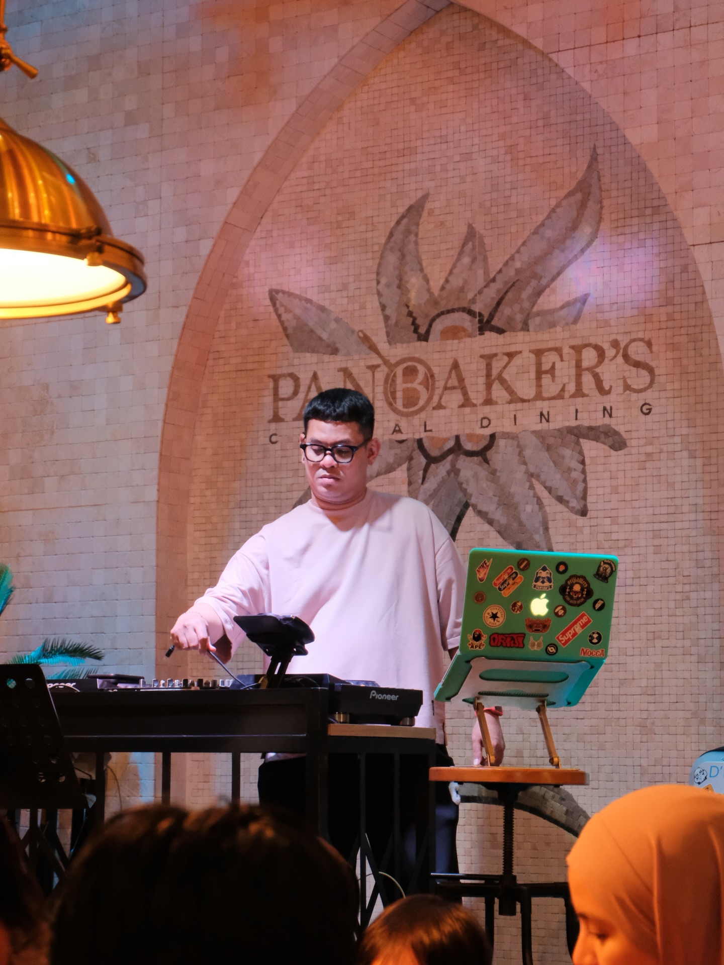 Cewek-cewek Makassar! Mau Nongkrong Chill? Dengerin dulu curhatanku soal tempat ini