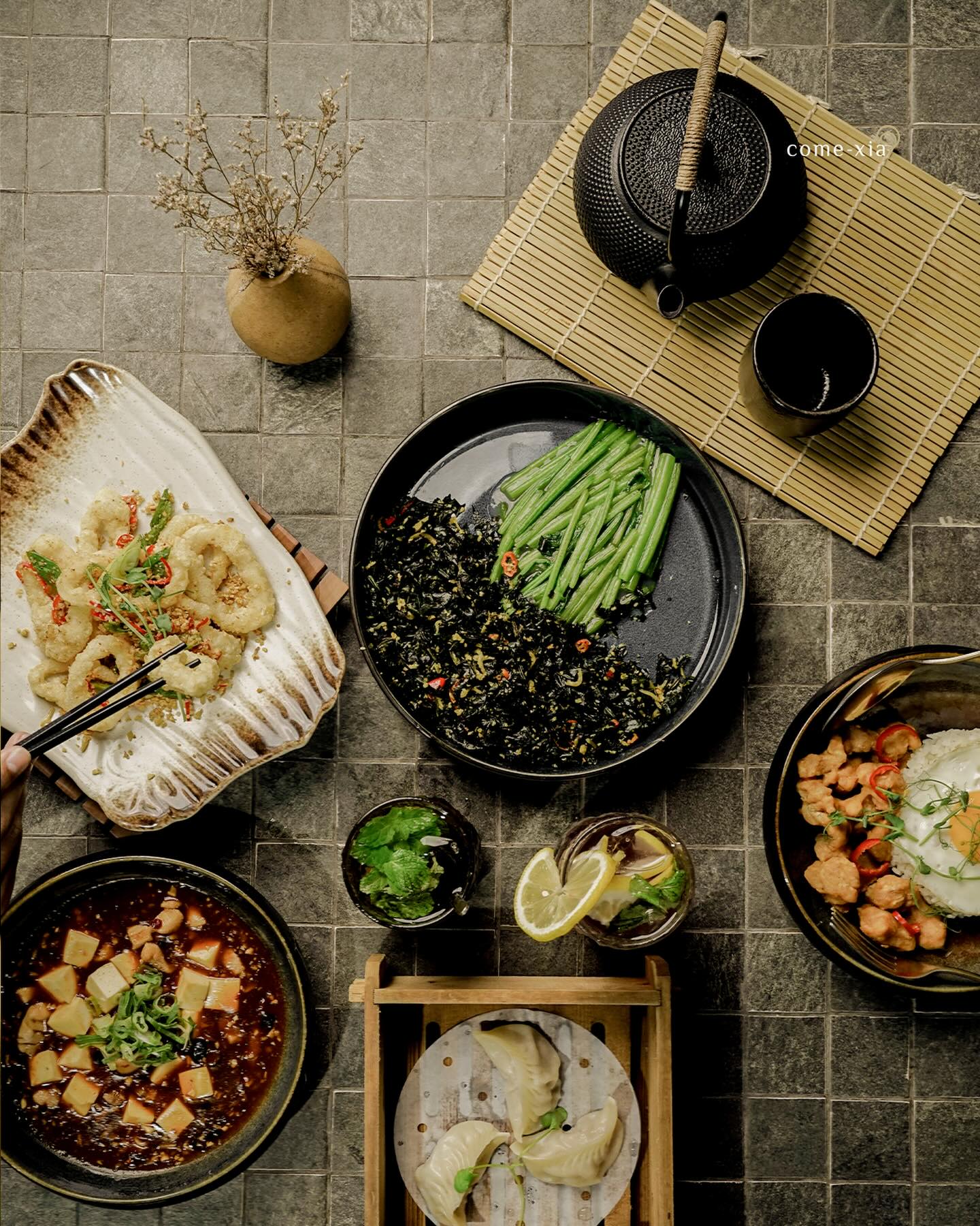 Tempat Nongkrong & ngedimsum yang emang buat geng foto-foto! Tapi buat para foodie, masuknya hati-hati ya... 2