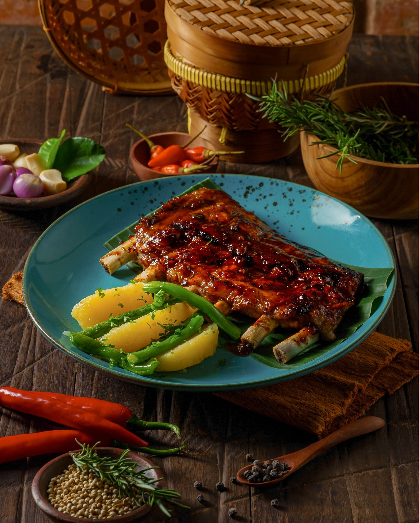 Antre setengah jam, cuma demi sepiring babi panggang 'listrik' api kayu ini?