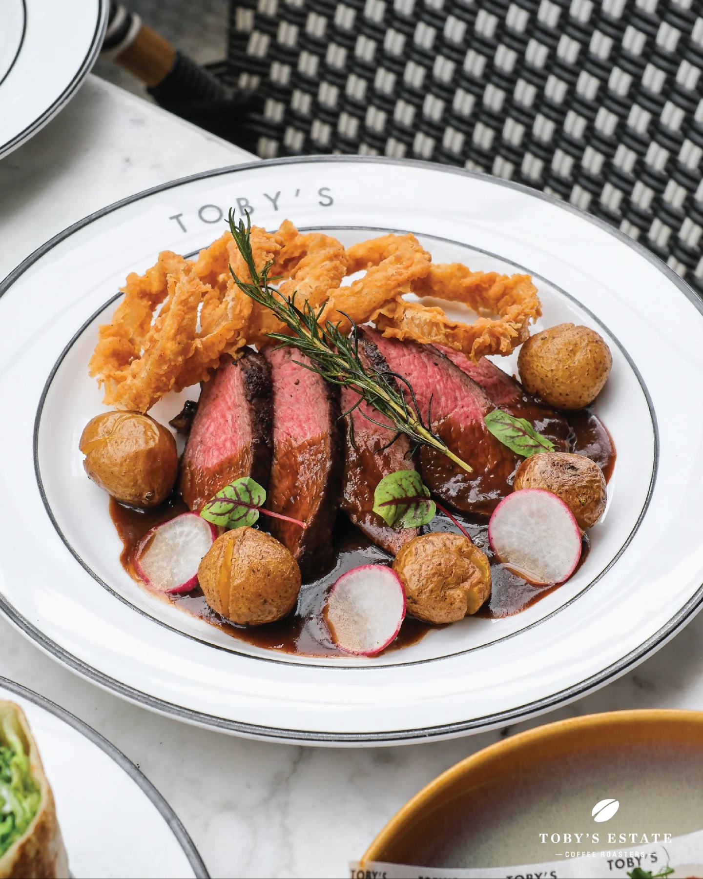 A 4.9-Star 'God-Tier' Spot on Google? I Got a Steak Fail at Toby's Estate in Palembang...