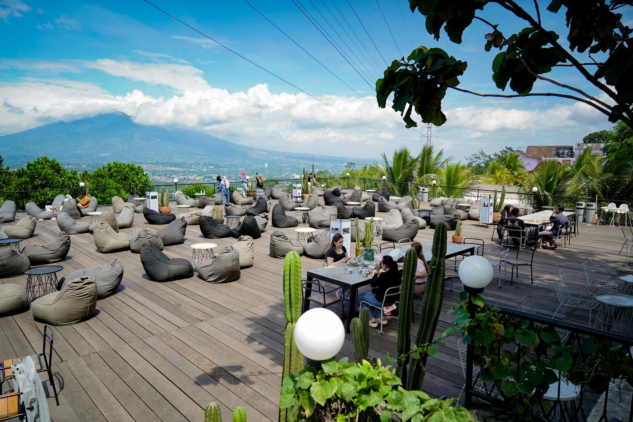 Kopi Nako Bogor: A heavenly Nongkrong spot or a massive temple fair?