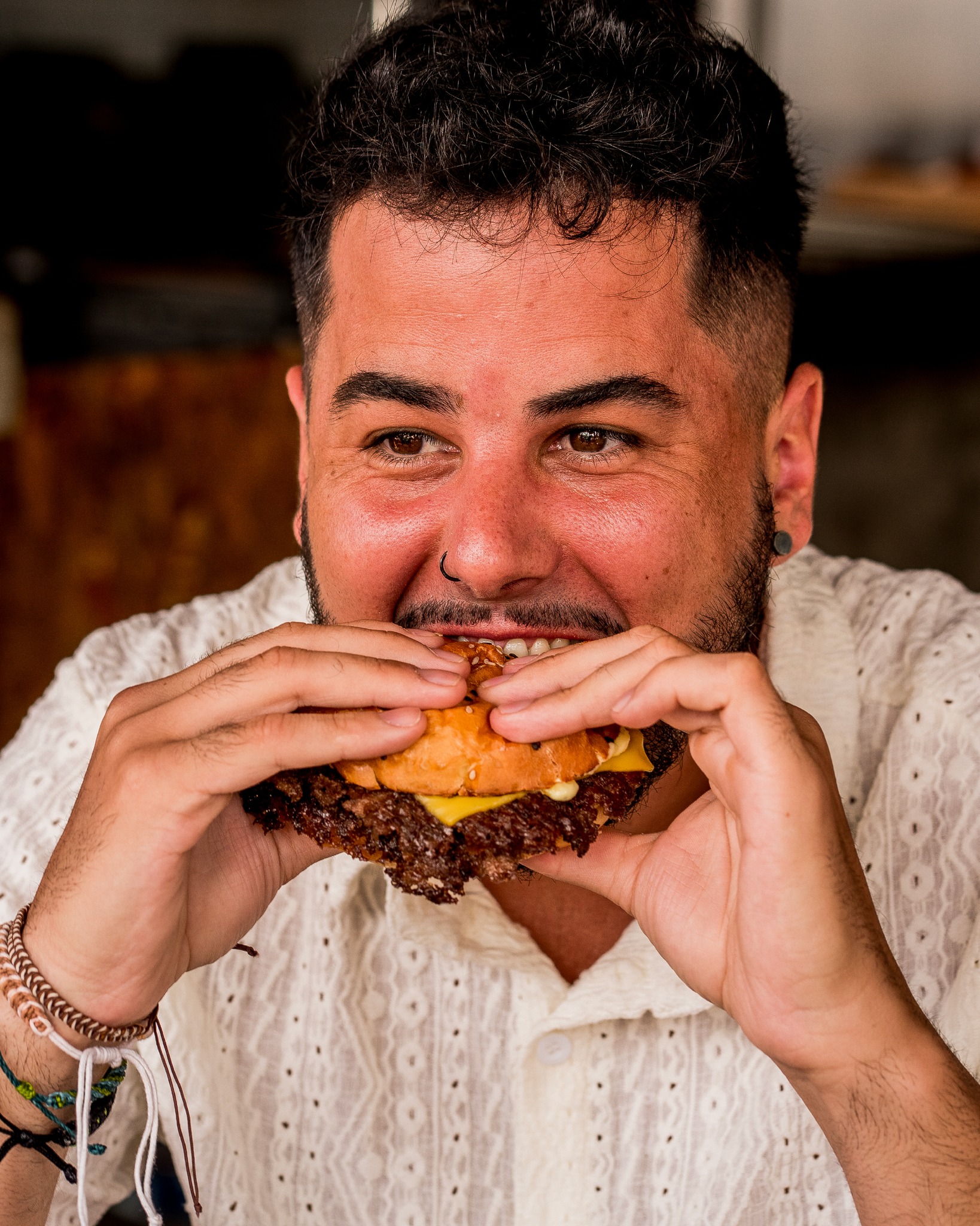 Kata siapa burger pinggir jalan gitu-gitu aja? Anjay! Di Makassar, bosnya lebih Mantap dari burgernya 3