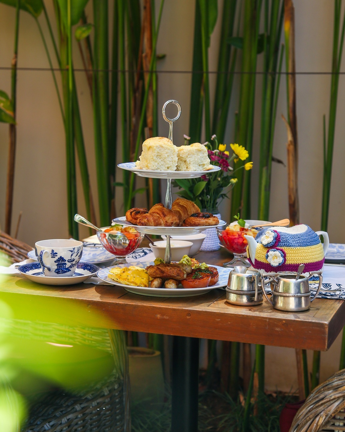 Jangan cuma tahu pantai dan sunset aja! Kafe teh antik seabad di Seminyak ini, ini lho kejutan mantapnya!