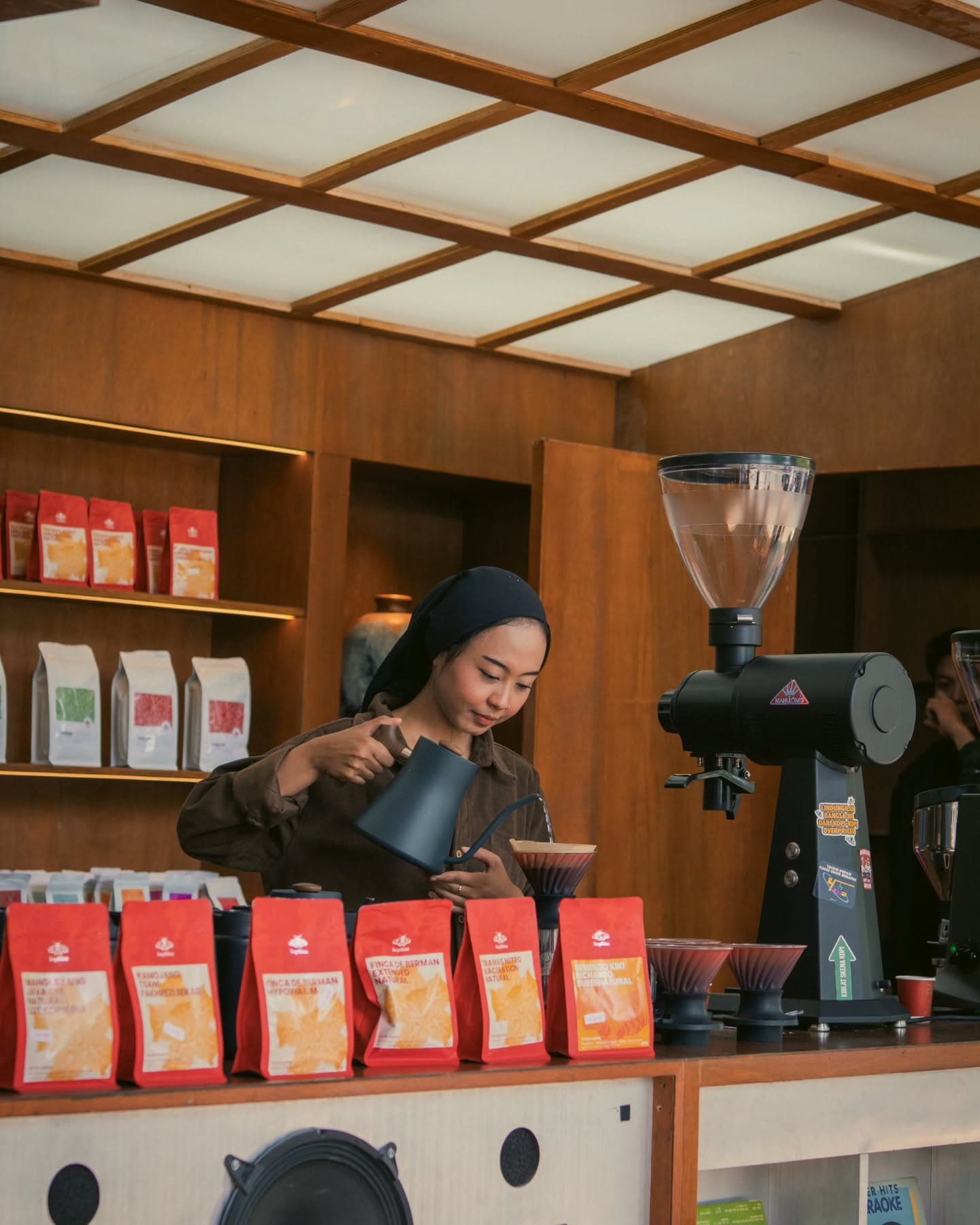 致所有咖啡老饕:雅加达这家店,是天堂也是“毒气室”