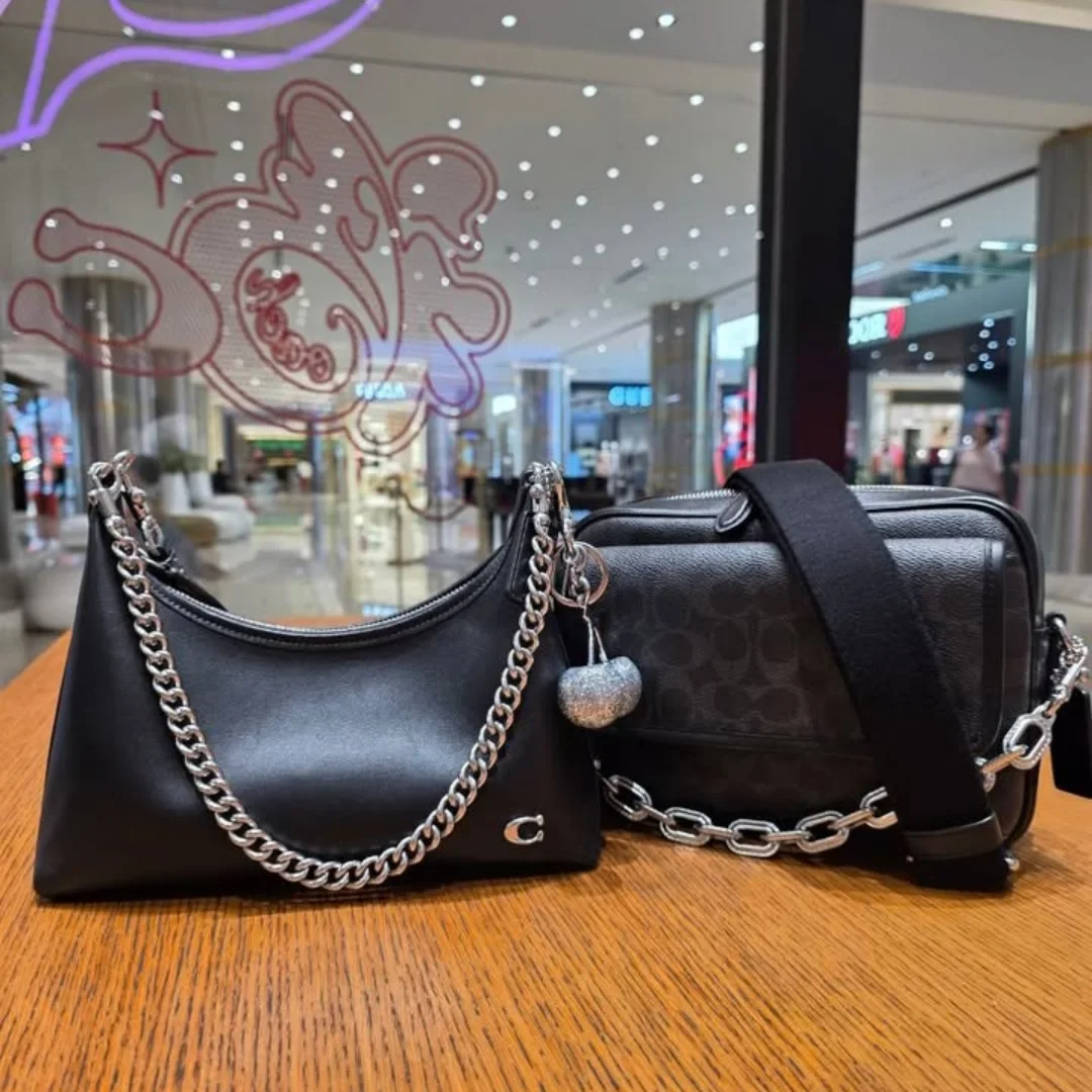 Anak gaul Jakarta, kumpul! Nongkrong di Plaza Indonesia bukan cuma shopping, tapi juga liat pameran