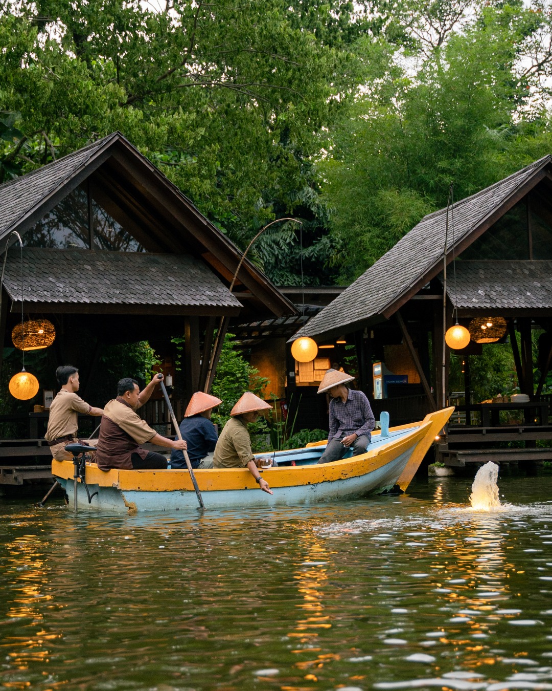 Mixed reviews, but always packed on weekends? What's the magic of Talaga Sampireun? 2