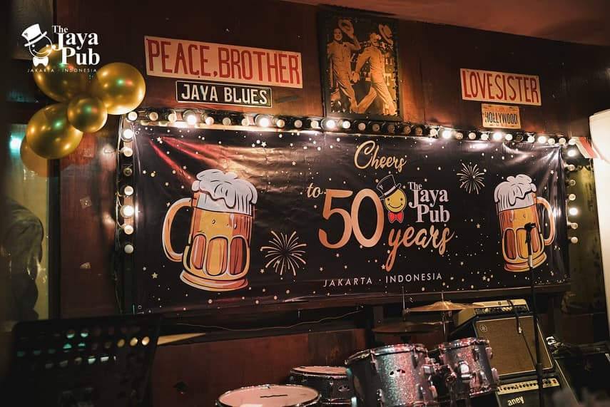 Butut, Sempit & Berisik? Apa rahasianya tempat nongkrong lokal di Jakarta ini bisa mantap bertahan 50 tahun?